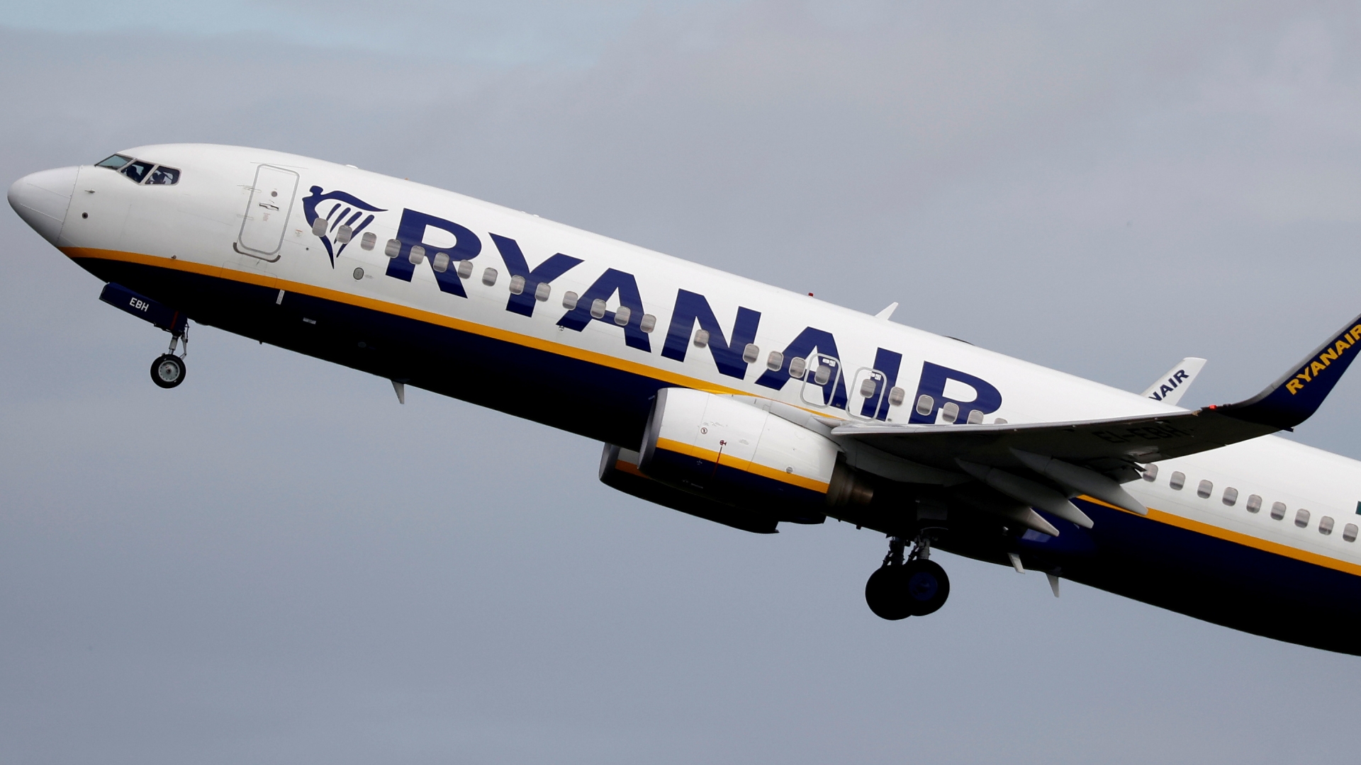 Ryanair passenger left stunned by woman’s VERY rude behaviour during flight